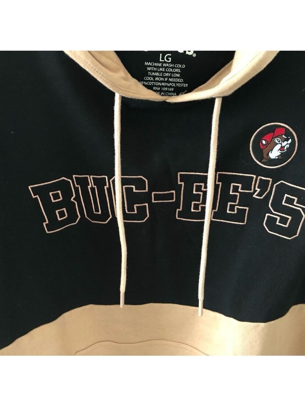 Buc-ee's Two-Tone Black and Tan Hoodie Iconic Beaver Logo Patch Mens Large - Picture 3 of 8
